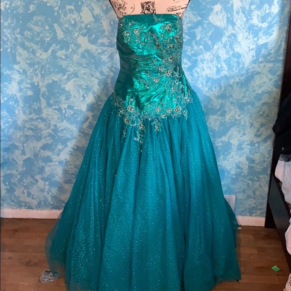 Sleeveless green gown